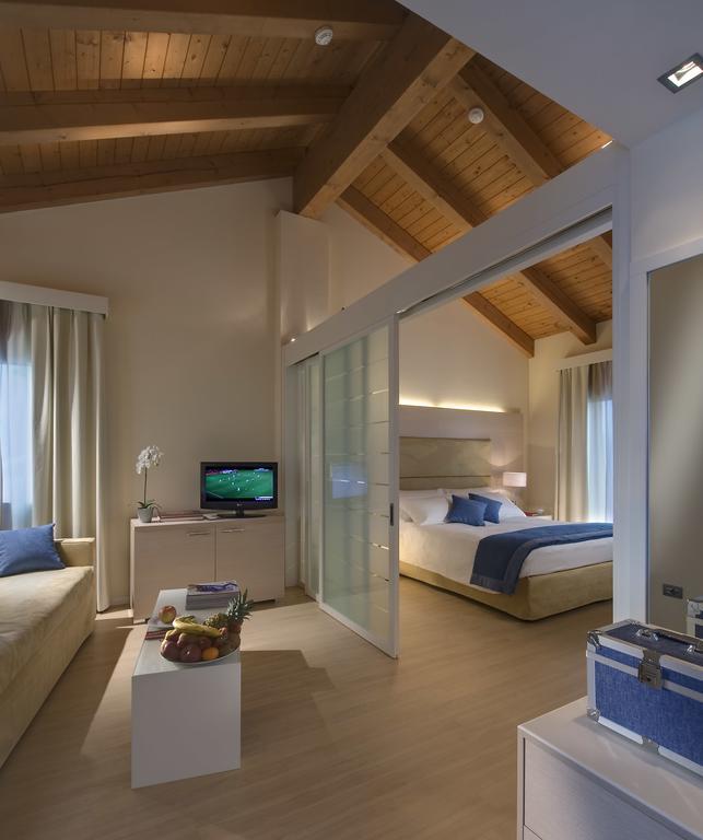 Suite,1216273198:JPEG